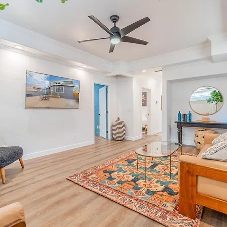 Stylish 2-Bedroom Walking Distance To Downtown